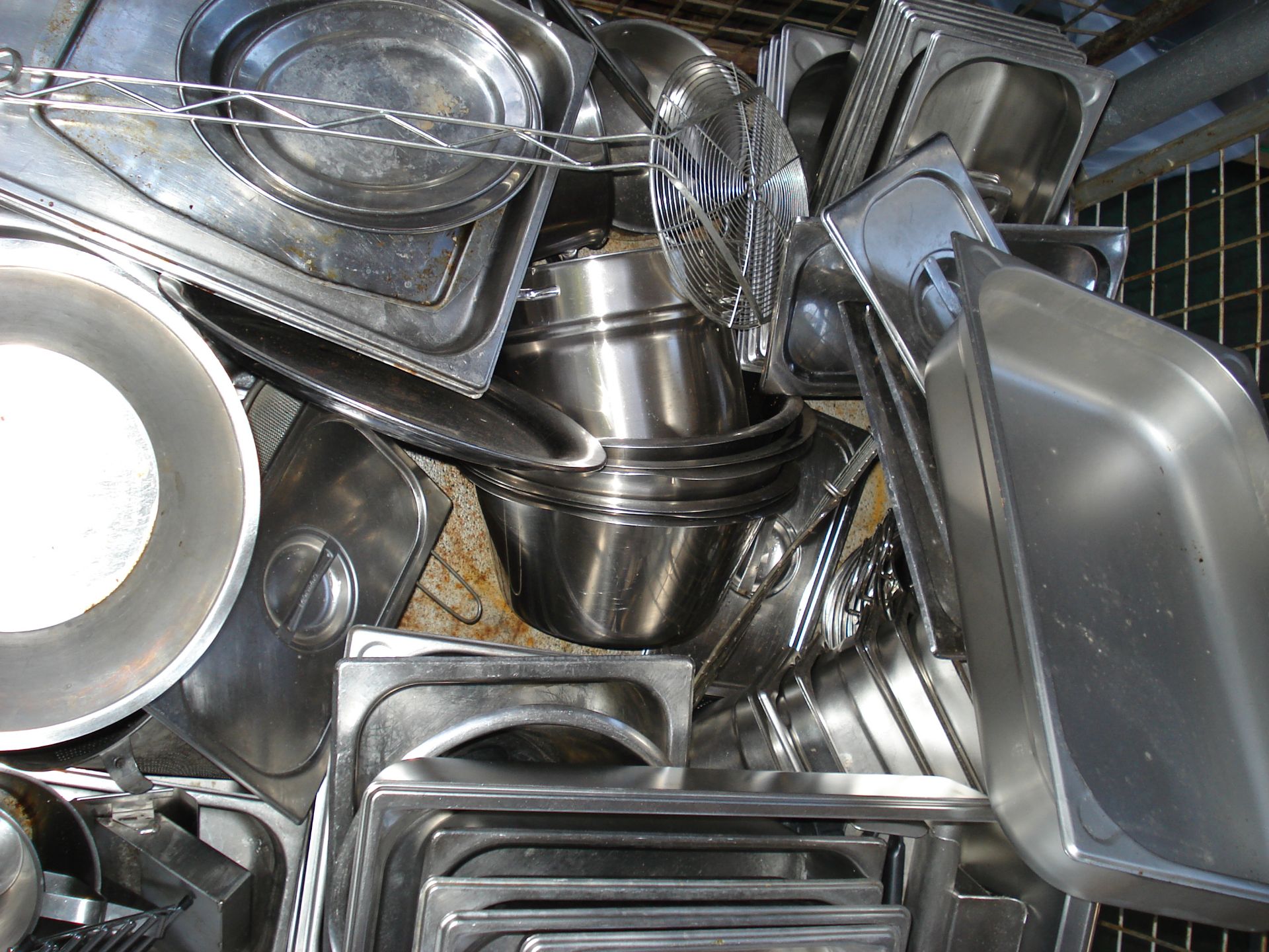 MIXED COMMERCIAL GRADE COOKING TRAYS/SAUCEPANS AND BAIN MARIE POTS - MIXED CONDITION - STORAGE MEDIA - Image 2 of 2