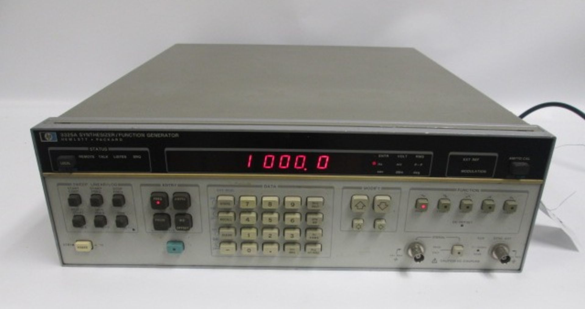 HP 3325A SYNTHESIZER/FUNCTION GENERATOR