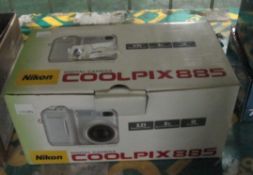 Nikon Coolpix 885 Set