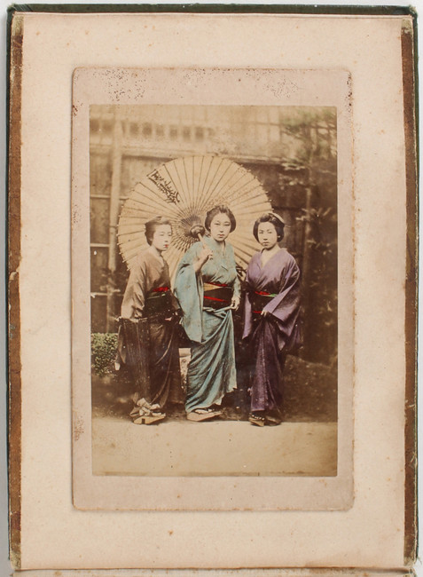 Fotoalbum Japan (Leporello; 8 Fotogr.)
Japan. - Leporello (einseitig belegt) mit 8 kolorierten - Image 2 of 3
