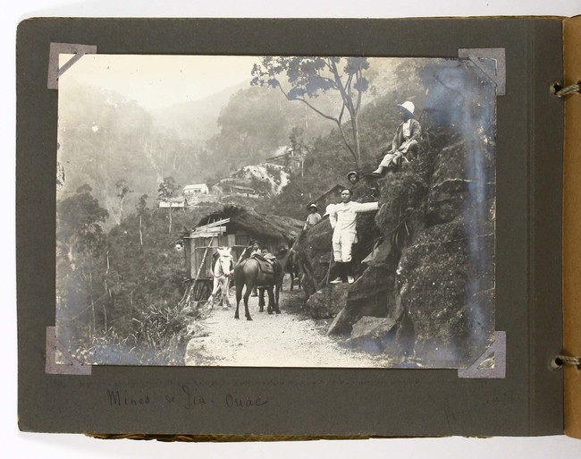 Fotoalbum Vietnam
Vietnam. - Einsteckalbum mit 44 Fotografien aus Vietnam. Ca. 1920. Qu.-8vo (16,5: