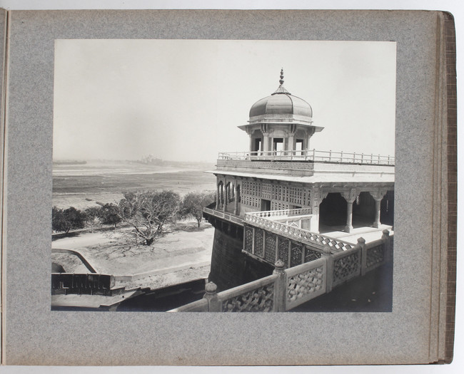 Fotoalben Indien u.a. 3 Bde.
Indien. - Drei Alben mit zusammen ca. 260 Fotografien. Ca. 1910. Qu.- - Image 2 of 8