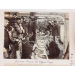 Fotoalbum HMS Edgar
Japan. - Album mit 78 (22 kol.) Fotografien zum britischen Kreuzer HMS Edgar.