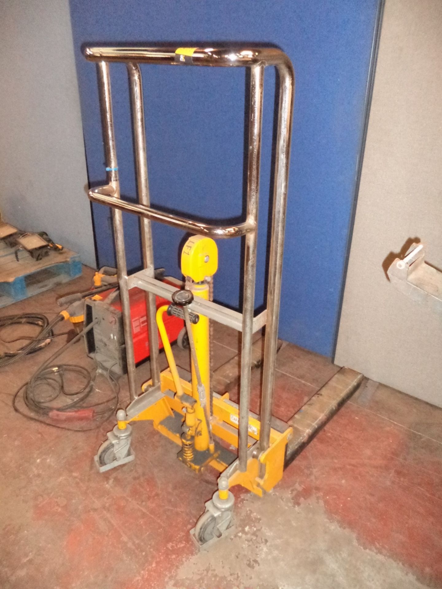 Mobile lifting trolley