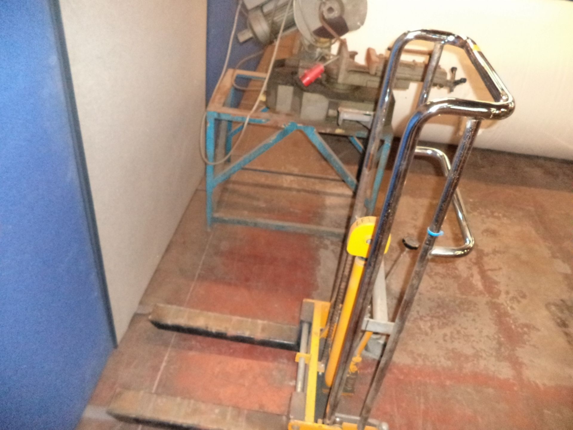 Mobile lifting trolley - Image 3 of 3