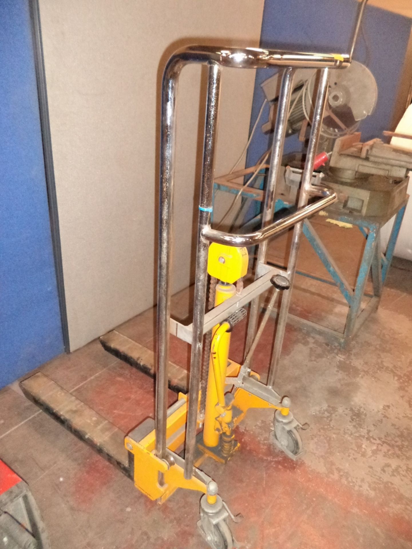 Mobile lifting trolley - Image 2 of 3