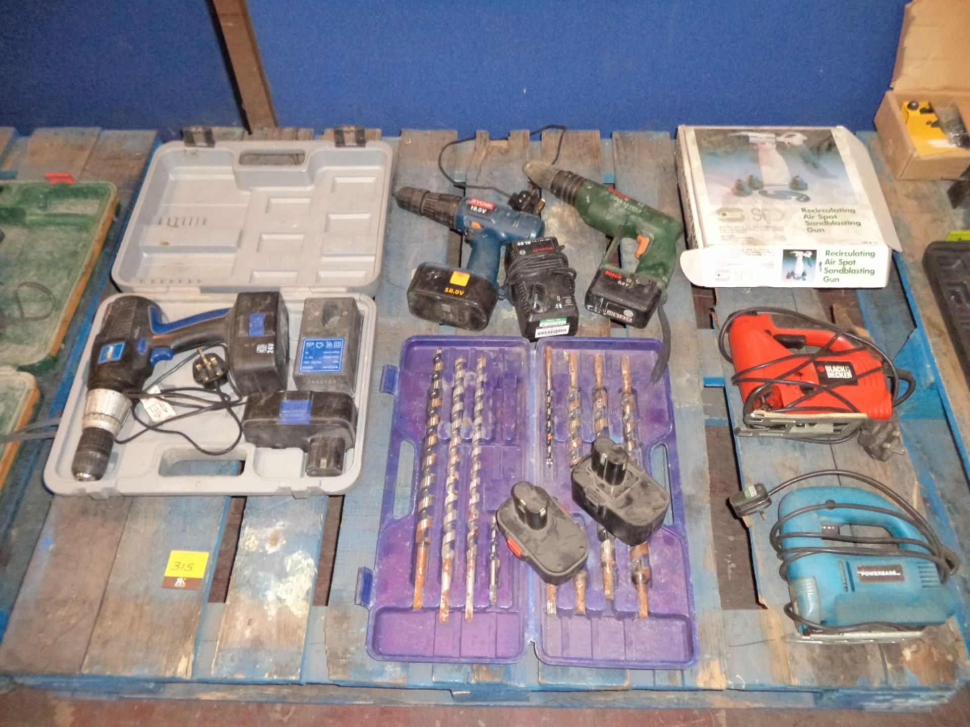 Contents of a pallet of assorted power tools and other items - see full lot description