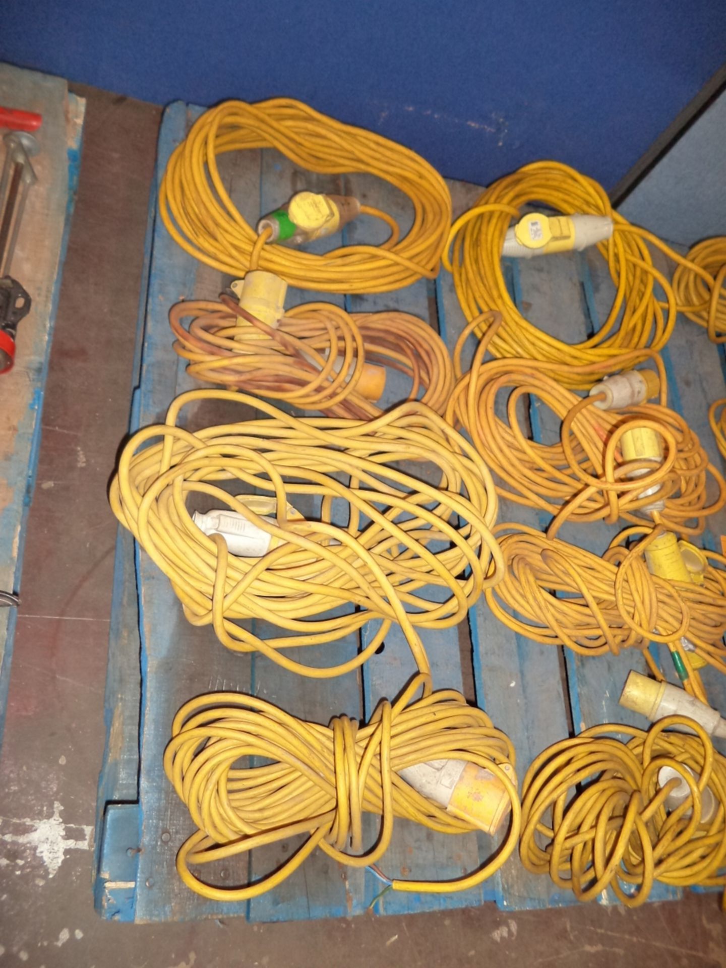 Contents of a pallet consisting of 11 assorted, primarily 110v, extension cables - Image 4 of 5