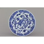 A good Chinese blue and white dragon charger, 19th C. Dia: 37,5 cm. Perfect condition.