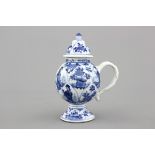 A Chinese porcelain blue and white mustard pot, Kangxi, ca. 1700 H: 13,5 cm