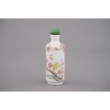 A fine Chinese famille rose porcelain snuff bottle 20th C. H: 10,5 cm