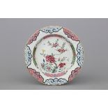 A Chinese porcelain famille rose plate, 18th C.  Dia: 22 cm