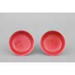 A pair of Chinese porcelain small ruby ground dishes, Guangxu mark and of the period Dia: 8,1 cm. H: