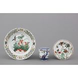 Two Chinese porcelain famille verte plates and a wine cup, Kangxi, 18th C. Dia: 21/13,5 cm, H: 7