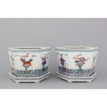 A pair of Chinese porcelain famille rose planters on stands, 19/20th C. Dia: 27 cm - H: 19,5 cm.