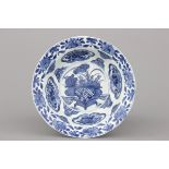 A Chinese porcelain blue and white Ming dynasty Wan-Li klapmuts bowl, 16th C. Dia: 22 cm - H: 6 cm