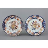 A pair of Chinese porcelain imari plates, Qianlong, 18th C. Condition: One perfect, one with