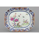 A large Chinese porcelain famille rose octagonal dish with an eagle, Qianlong, 18th C. 41 x 32,5 cm.