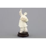 A fine Chinese Cultural Revolution carved ivory figure of a girl H: 20 cm (incl. wood stand)