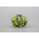 A Chinese porcelain spinach and egg snuff bottle, 18/19th C. H: 4,5 cm