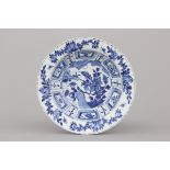 A Chinese porcelain blue and white Ming dynasty Wan-Li klapmuts bowl, 16th C. Dia: 22 cm - H: 6 cm