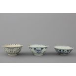 A set of 3 Chinese porcelain blue and white bowls, Ming dynasty Dia: 15,5 cm (tallest), H 7 cm (