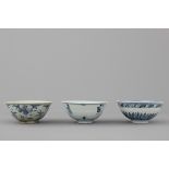 A set of 3 Chinese porcelain blue and white bowls, Ming dynasty Dia: 15 cm (tallest), H: 6,5 cm (