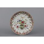 A Chinese porcelain famille rose plate, Yongzheng, 18th C. Condition: Very good. Dia: 25 cm