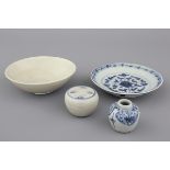 A group of 4 Chinese porcelain pieces, Ming dynasty Dia: 16 cm (the plate), H: 5,5 cm (the jarlet)