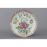 A Chinese porcelain famille rose dish, Qianlong, 18th C. Dia: 27,5 cm. Conditon: Perfect.