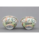 A pair of Chinese porcelain famille verte bowls, 19th C. Dia: 17,5 cm