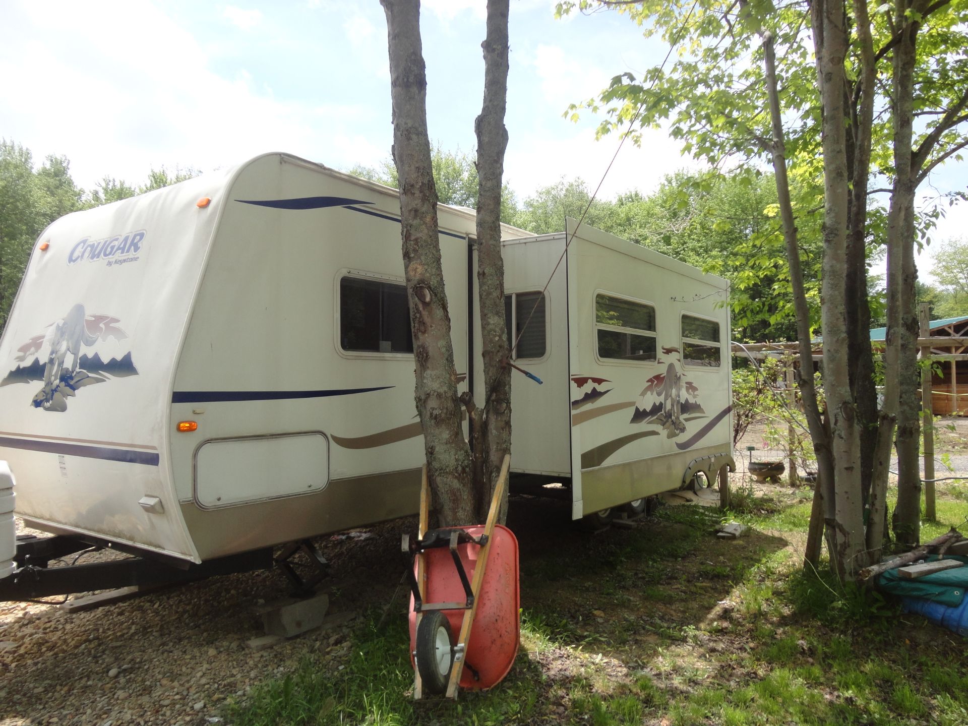 2005 KEYSTONE COUGARÂ  32 FT PULL BEHINDÂ  BEDROOM CAMPER W/ SLIDE OUT - Image 2 of 6