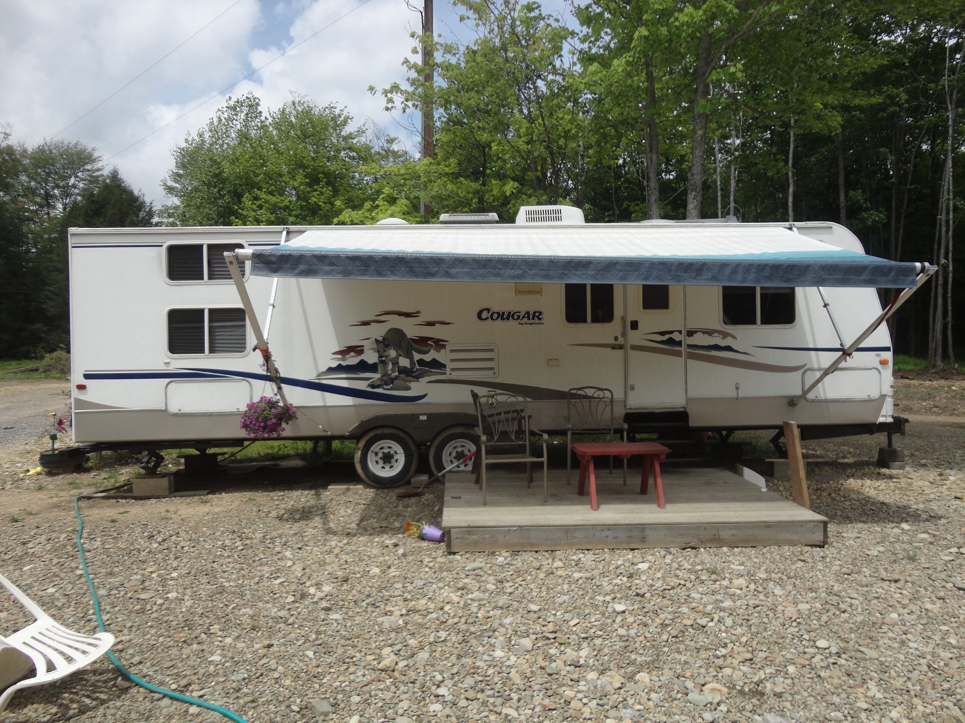 2005 KEYSTONE COUGARÂ  32 FT PULL BEHINDÂ  BEDROOM CAMPER W/ SLIDE OUT