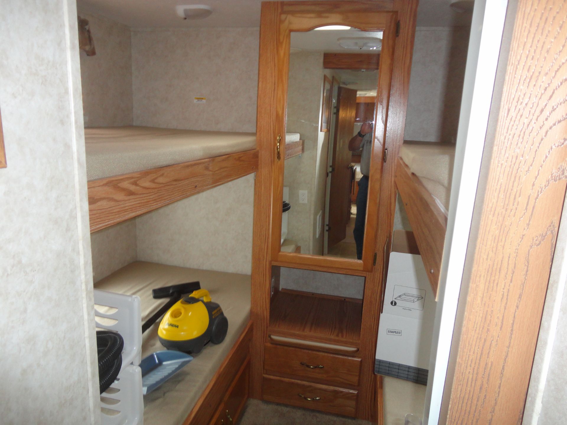 2005 KEYSTONE COUGARÂ  32 FT PULL BEHINDÂ  BEDROOM CAMPER W/ SLIDE OUT - Image 4 of 6