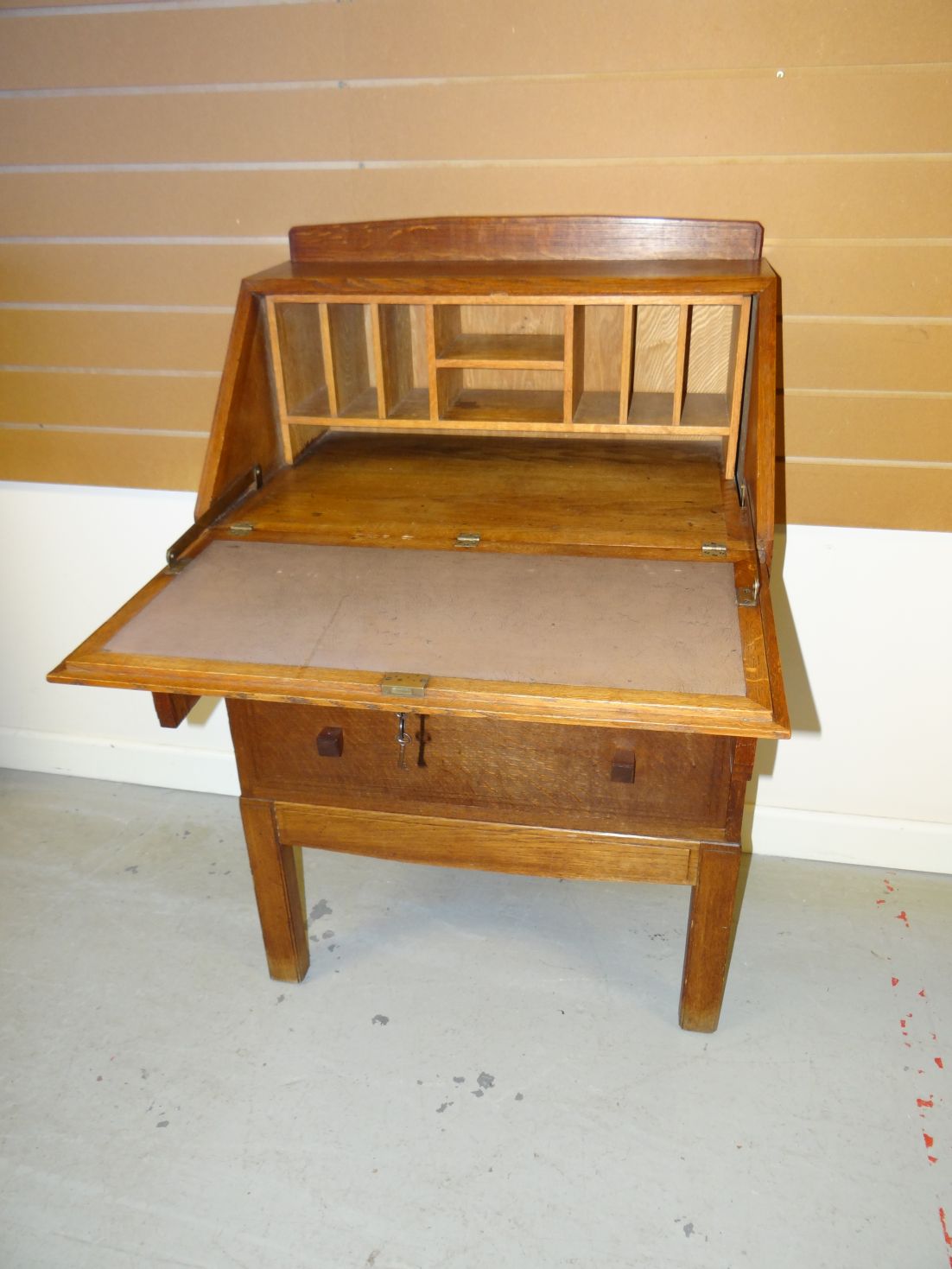 A light oak Brynmawr Furniture sloped-bureau with panelled fall-front revealing an arrangement of - Bild 2 aus 2