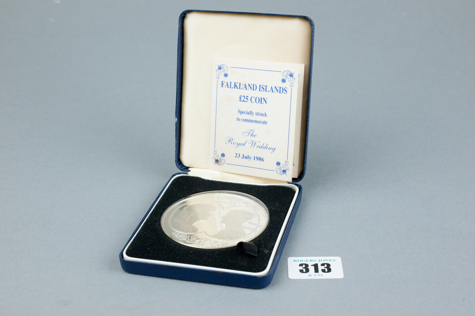 A cased Falkland Islands twenty five pound commemorative medallion coin - 1986 The Royal Wedding