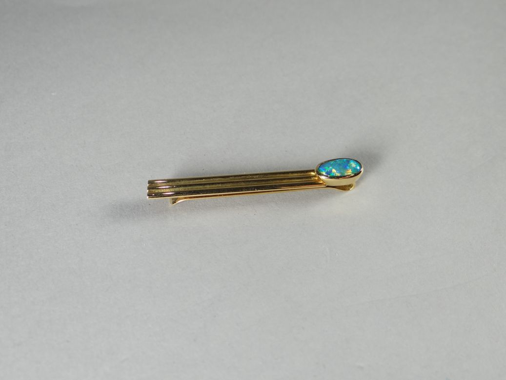 An Australian 18k gold (marked 750) and single oval opal tie-slide