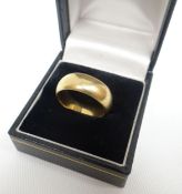 A 9ct yellow gold wedding band, 8.7gms