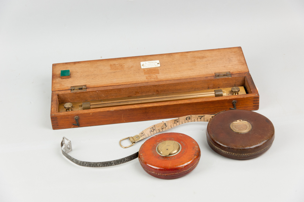 A 38.5 cm solid brass rolling parallel rule by Halden & Co, Manchester, in a mahogany case along