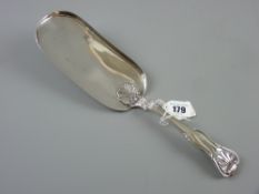 A King's patterned silver crumb scoop, 32 cms long, 7.8 ozs, London 1934, maker indistinct