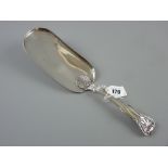 A King's patterned silver crumb scoop, 32 cms long, 7.8 ozs, London 1934, maker indistinct