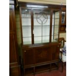 An excellent circa 1900 crossbanded mahogany display cabinet, single central door with satin lined