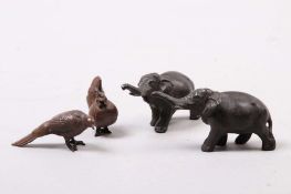 Konvolut Tierfiguren. Um 1900. Paar Elefanten. Patinierter Metallguss, China. Hahn und Fasan.