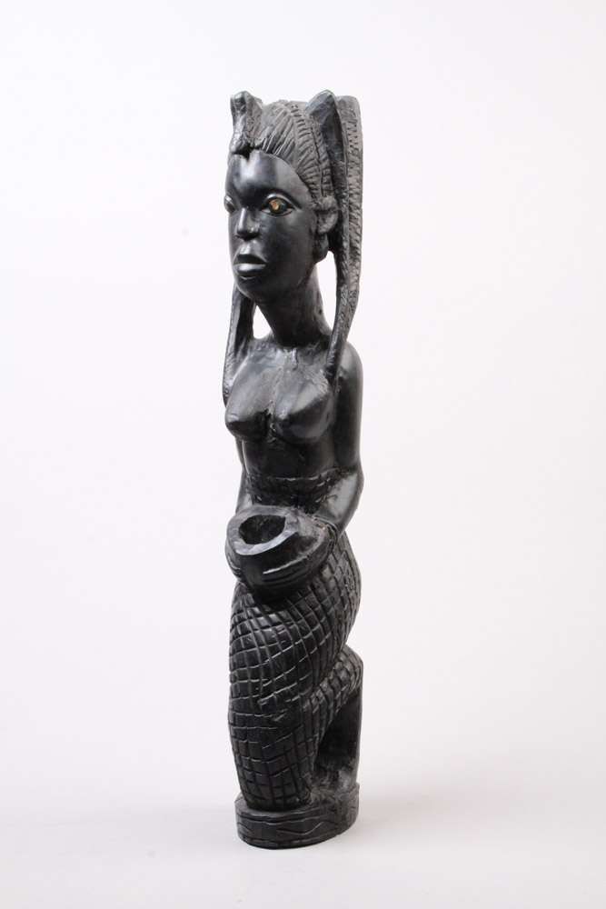 Afrikanische Skulptur. Kniende, weibliche Figur. Holz geschnitzt, schwarz patiniert. Wohl Mali. H: