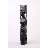 Afrikanische Skulptur. Kniende, weibliche Figur. Holz geschnitzt, schwarz patiniert. Wohl Mali. H: