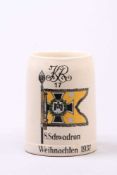 Regimentskrug. KR 17 8. Schwadron. Weihnachten 1937. Steingut, farbig dekoriert. H: 12,5 cm. Start