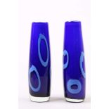 Paar Vasen. Murano, um 1980. Blaues Glas, weiß unterfangen. Hellblaue, ringförmige