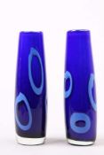 Paar Vasen. Murano, um 1980. Blaues Glas, weiß unterfangen. Hellblaue, ringförmige