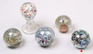 Paperweight. Farblose Glaskugel. Eingeschmolzen Weihnachten 1942 über Millefioriblüte. D: ca. 8