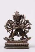 Chakrasamvara und Vajravarahi. Tibetanische Gottheit. Bronze mit Resten von Vergoldung und Bemalung.